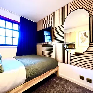 https://stunning-2-bed-apartment-in-the-heart-of-exeter-ex4-3ea.exeterhotels.net