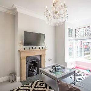 https://fantastic-4-5-bed-family-home-york.yorkshirehotels.net